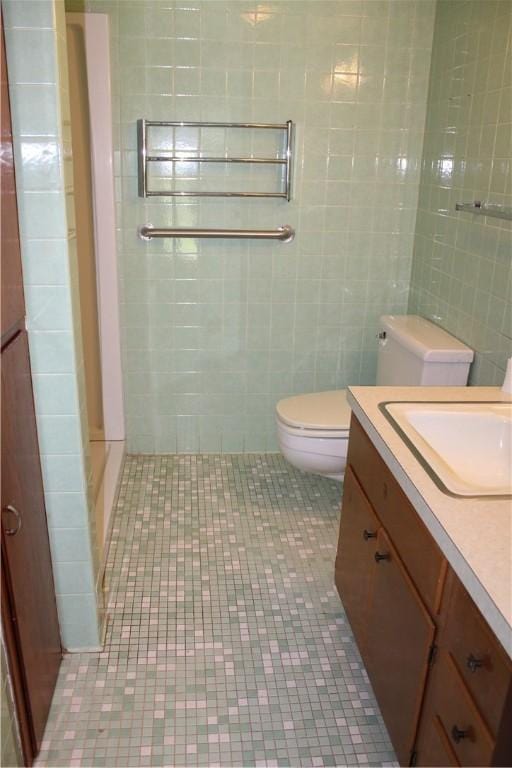 1011 W N 3rd St, Shelbyville, IL 62565 - full bathroom featuring tile patterned floors, toilet, tile walls, vanity, and a shower