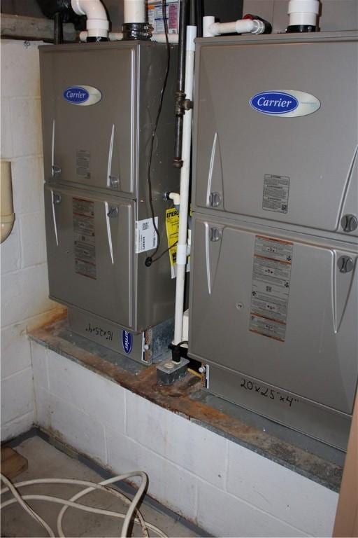 1011 W N 3rd St, Shelbyville, IL 62565 - utility room featuring heating unit