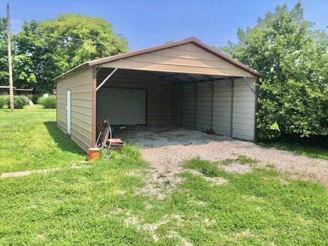 900 W Cumberland Rd, Saint Elmo, IL 62458 - garage featuring a garage