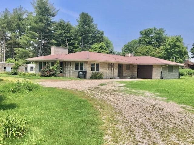 900 W Cumberland Rd, Saint Elmo, IL 62458 - single story home featuring driveway, an attached garage, a chimney, and a front yard