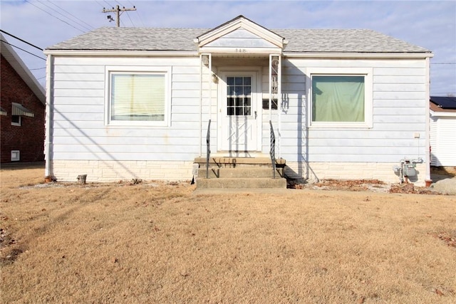 view of front facade with a front lawn