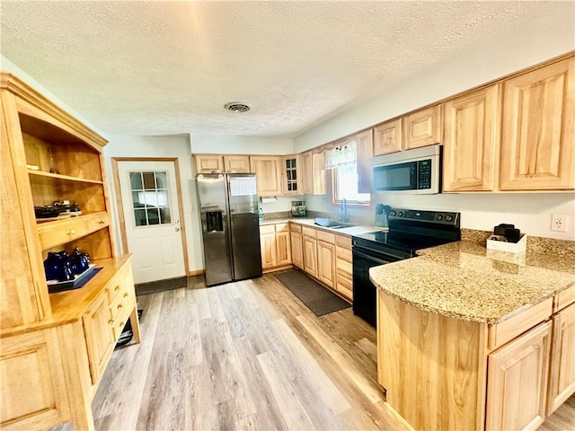 31508 1800 E Rd, Rossville, IL 60963 - kitchen with stainless steel appliances, light brown cabinetry, light wood-style flooring, a textured ceiling, and a peninsula