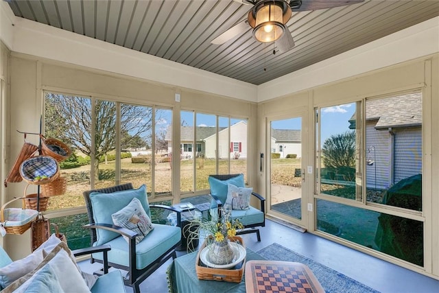 sunroom with ceiling fan