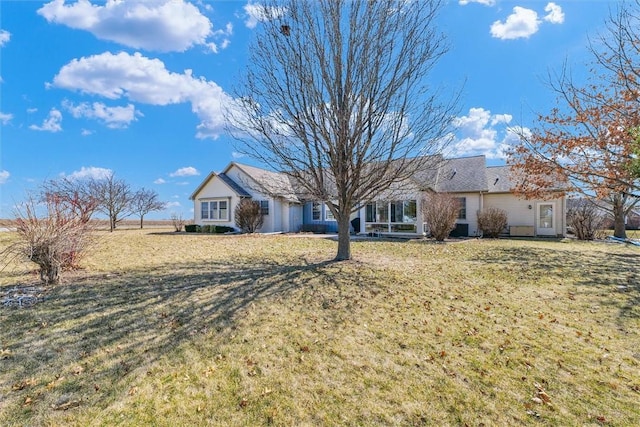 view of front of home featuring a front lawn