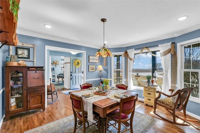 dining space with recessed lighting, baseboards, light wood-style floors, and crown molding