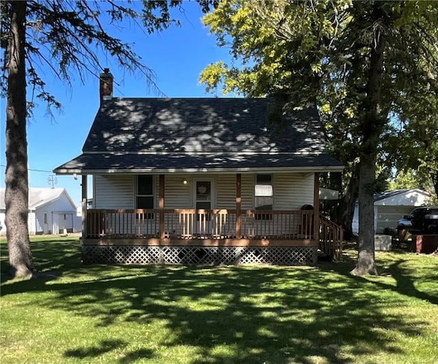 view of front of house featuring a wooden deck and a front lawn