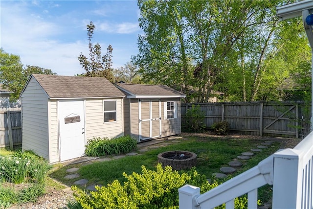 702 N Oakwood St, Effingham, IL 62401 - view of shed with a fenced backyard