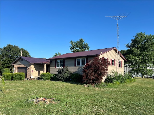 single story home featuring a front lawn