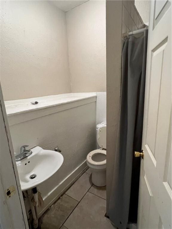 249 N 17th St, Decatur, IL 62521 - full bath featuring a sink, tile patterned floors, toilet, and a shower with curtain