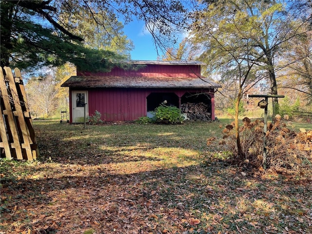 view of outdoor structure featuring a yard