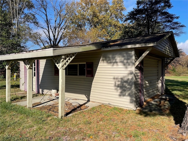 view of outdoor structure with a yard