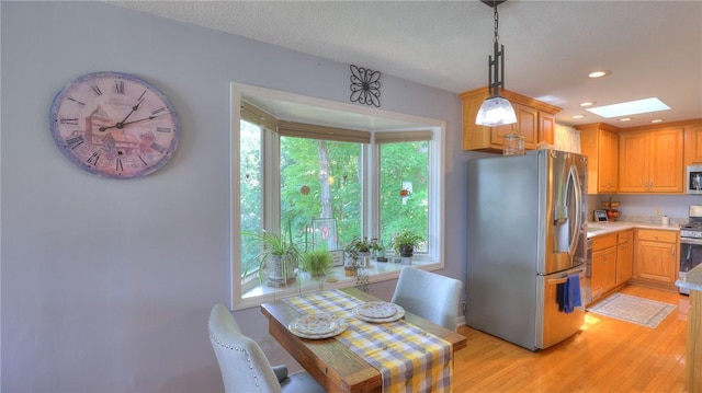 1950 Shore Oak Dr, Decatur, IL 62521 - kitchen with stainless steel appliances, light wood-style floors, light countertops, decorative light fixtures, and recessed lighting