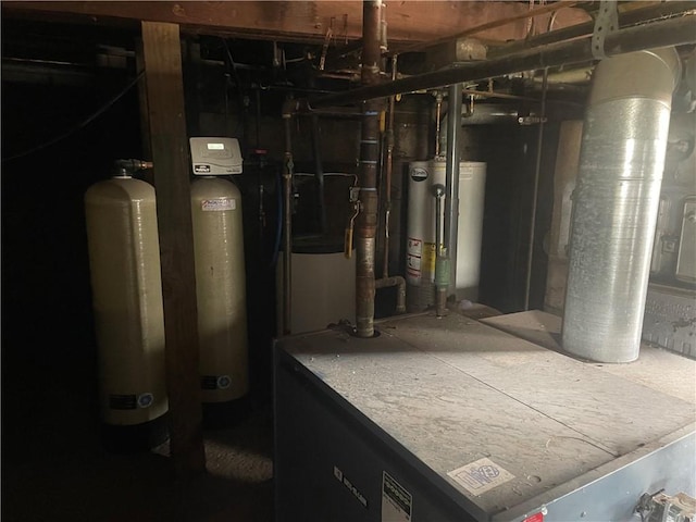 428 E Main St, Hoopeston, IL 60942 - utility room featuring gas water heater