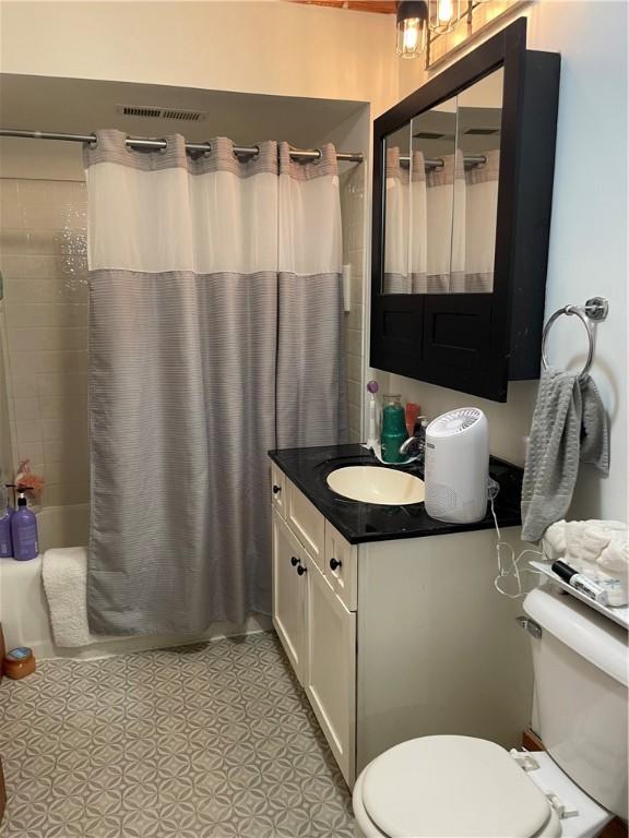 428 E Main St, Hoopeston, IL 60942 - full bath featuring vanity and shower / tub combo with curtain
