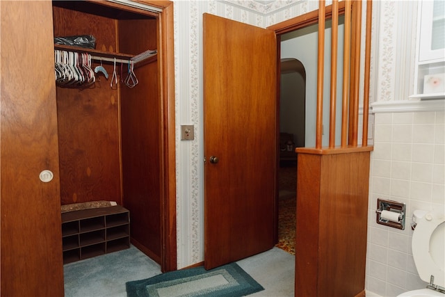 bathroom featuring tile walls