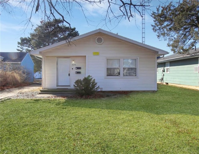 bungalow-style house featuring a front lawn