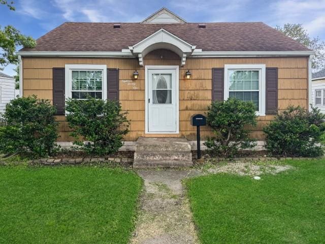 1821 Dakota Ave, Mattoon, IL 61938 - bungalow-style home with a front lawn and roof with shingles