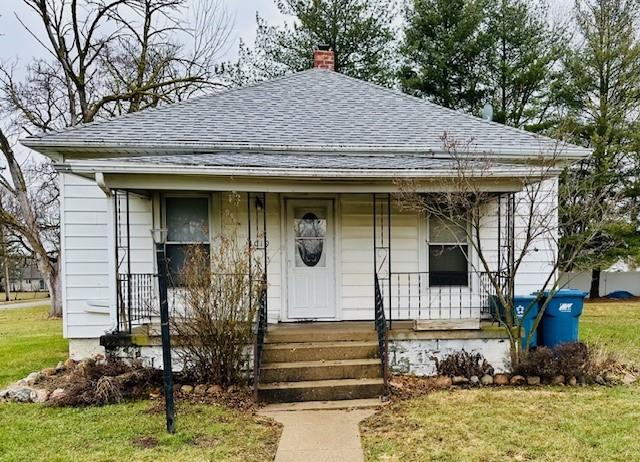 bungalow-style home featuring a front lawn