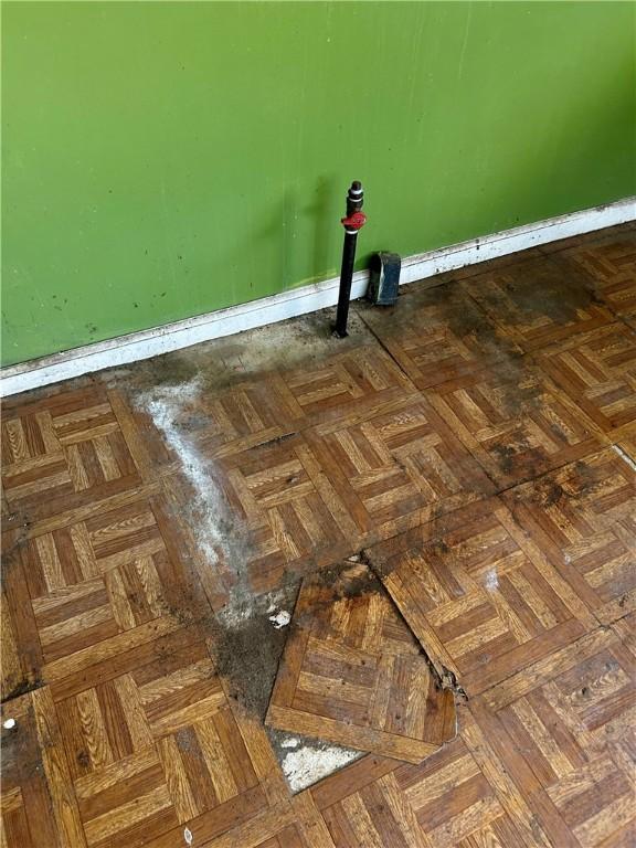 305 Bensyl Ave, Danville, IL 61832 - detailed view of baseboards