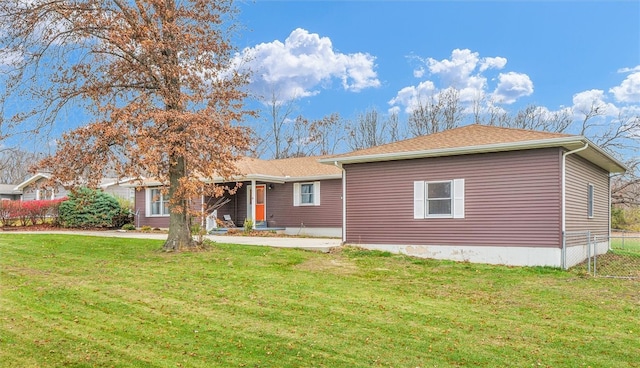 view of front of home featuring a front yard