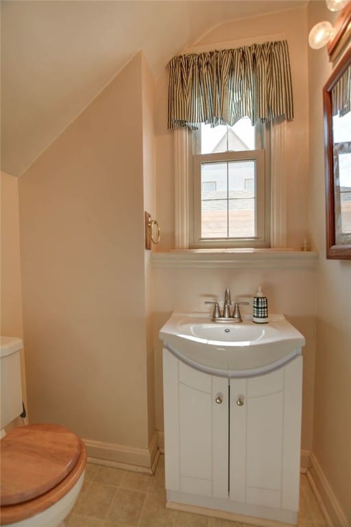 164 S Linden Ave, Decatur, IL 62522 - half bath featuring toilet, baseboards, and vanity