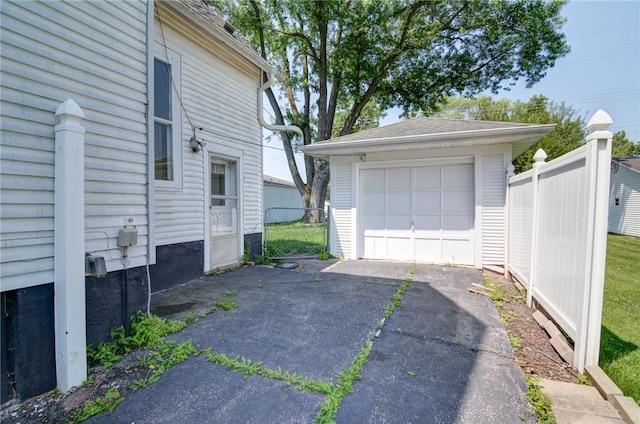 319 N Macon St, Moweaqua, IL 62550 - detached garage with driveway