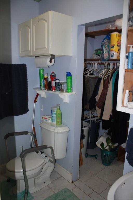 235 E 150 N Rd, Hammond, IL 61929 - half bathroom featuring toilet