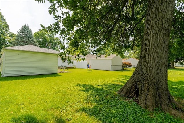 2417 Maple Ave, Decatur, IL 62526 - view of yard with an outdoor structure