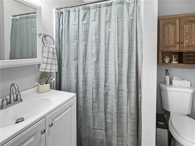 full bath featuring toilet, vanity, and a shower with curtain