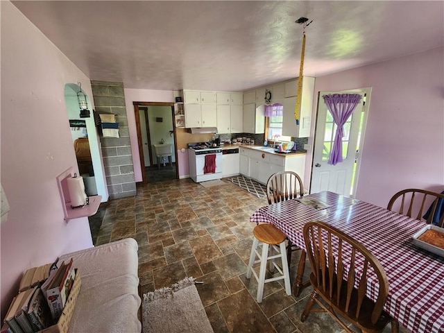 17204 N 125th St, Oblong, IL 62449 - dining area with stone tile floors