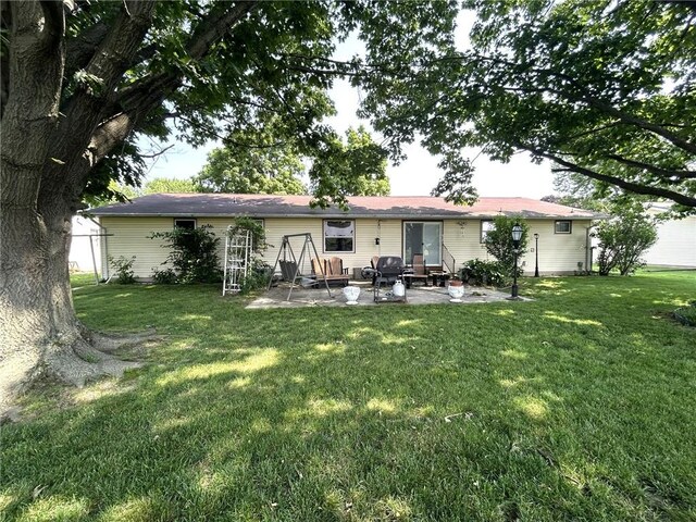 601 Holiday Dr, Effingham, IL 62401 - back of property with a patio area and a yard