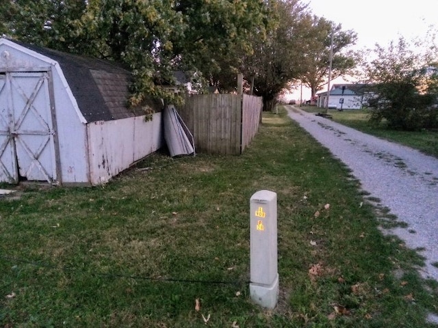 view of yard featuring a shed