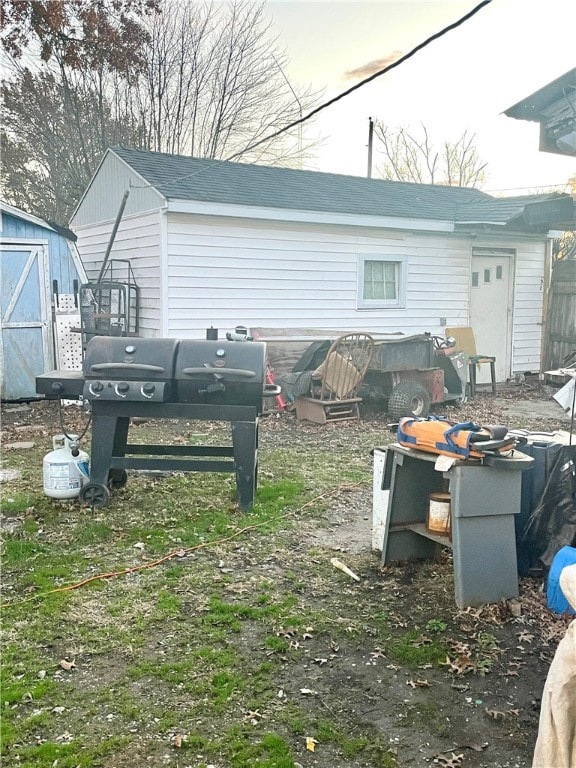 view of yard with a storage shed