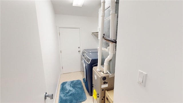 walk in closet with separate washer and dryer