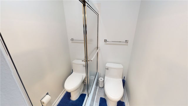 full bathroom with tile patterned floors, an enclosed shower, toilet, and baseboards