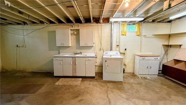 basement with sink and washer / clothes dryer