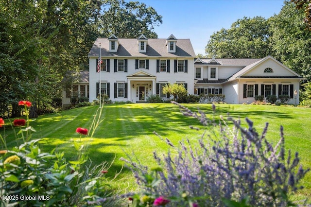view of front facade featuring a front lawn