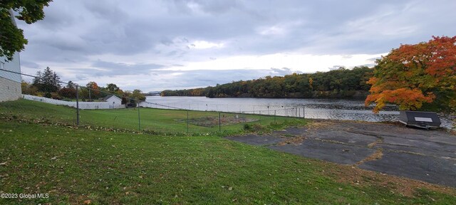 view of yard featuring a water view