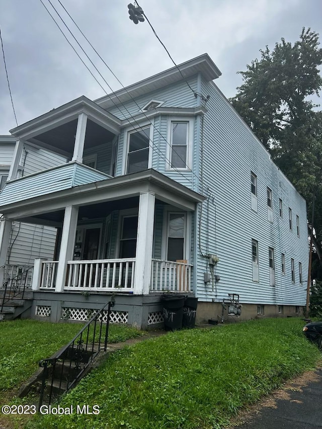 view of front of house featuring a front lawn and covered porch