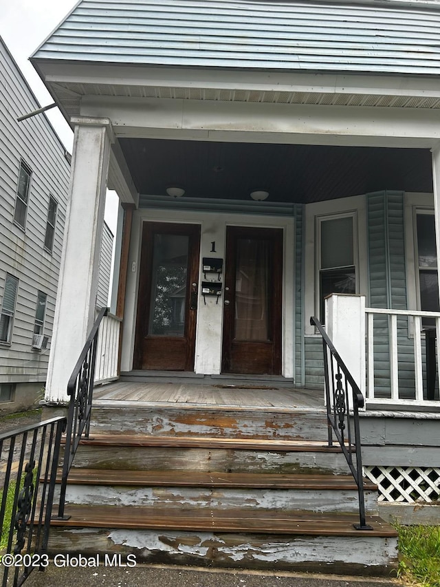 property entrance with covered porch