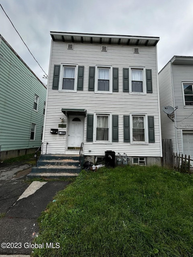 view of front facade with a front yard