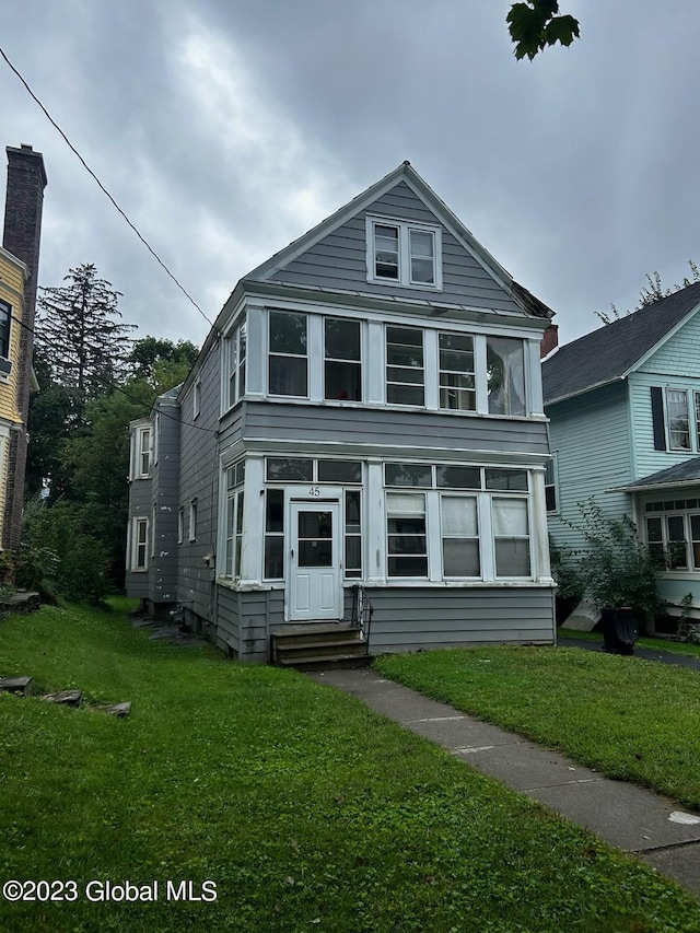 view of front of home featuring a front lawn