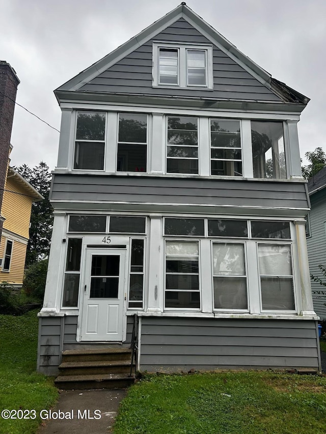 view of front facade featuring a front lawn