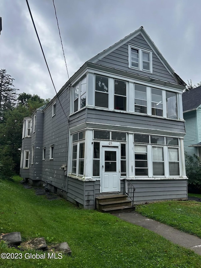 view of front of property with a front yard