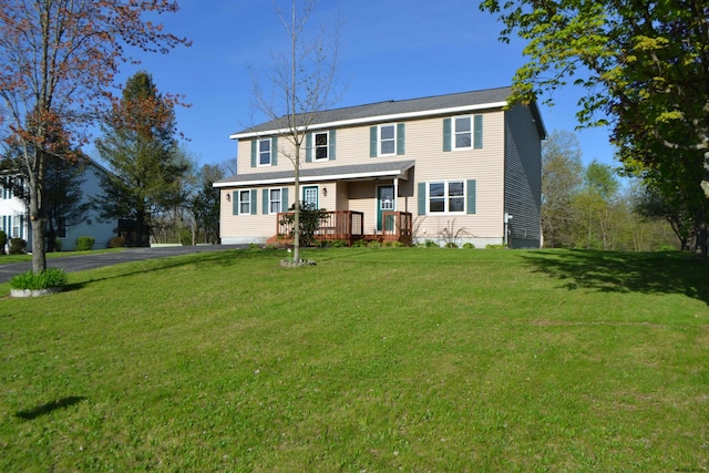 view of front facade featuring a front lawn