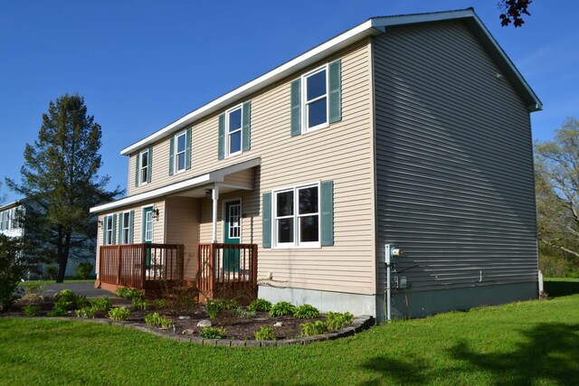 view of front of house featuring a front yard