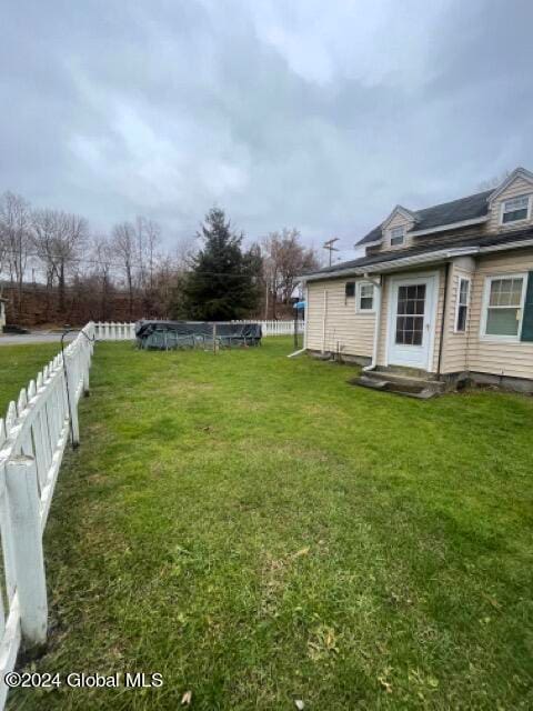 view of yard featuring a pool