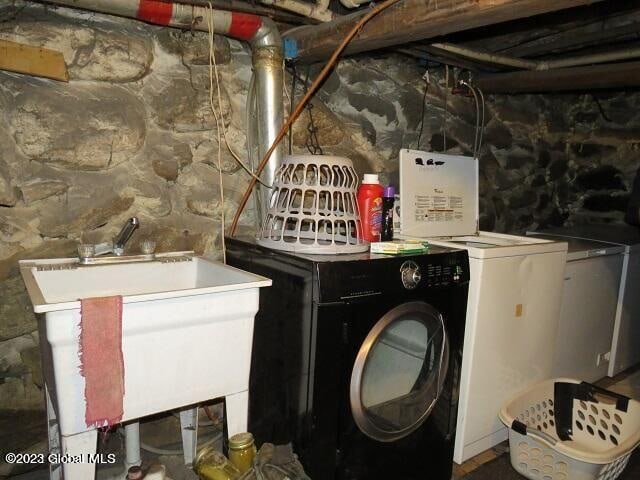 laundry room with washer and clothes dryer