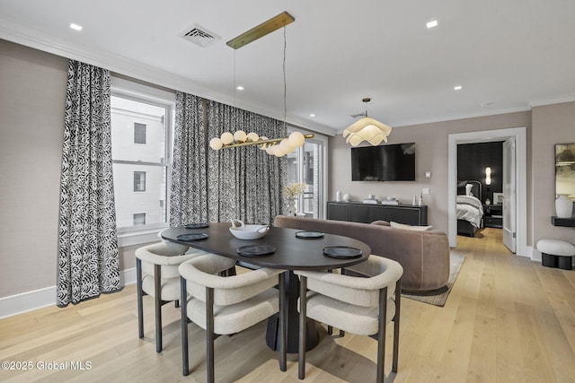 dining room featuring visible vents, light wood-style flooring, recessed lighting, crown molding, and baseboards