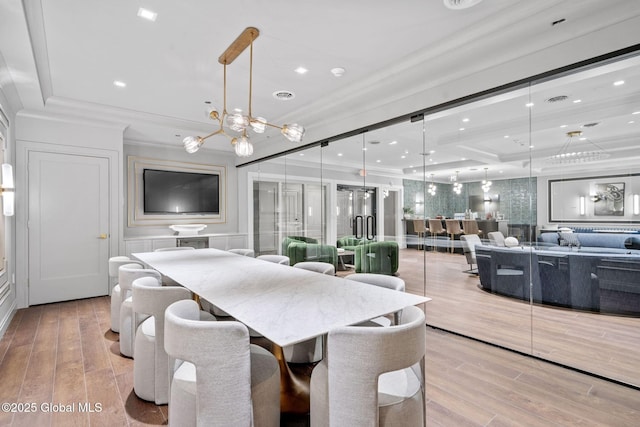 dining room with visible vents, crown molding, recessed lighting, an inviting chandelier, and wood finished floors